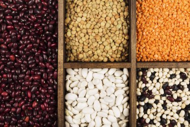 Fasulye ürün yelpazesine (kırmızı mercimek, yeşil mercimek, nohut, bezelye, Kuru fasulye, fasulye, mix fasulye, mung fasulye). Üstten görünüm. Gıda arka plan