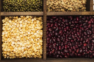 Fasulye ürün yelpazesine (kırmızı mercimek, yeşil mercimek, nohut, bezelye, Kuru fasulye, fasulye, mix fasulye, mung fasulye). Üstten görünüm. Gıda arka plan