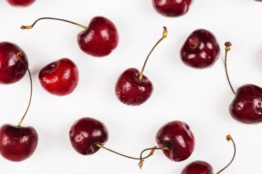 Olgun kiraz beyaz zemin üzerinde. Üstten görünüm. Gıda arka plan