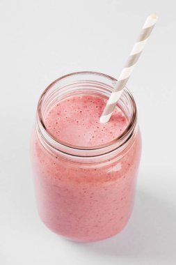 Pembe bir arka plan üzerinde çilek smoothies