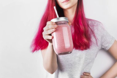 Pembe saçlı Genç kadın, meyveler ve meyve smoothies içer. Kavram yemek gitmek