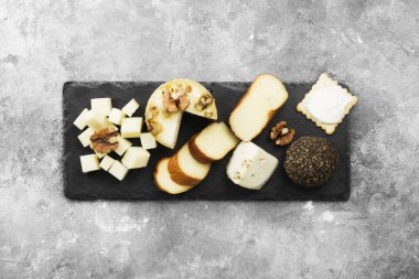 Gri bir arka plan üzerinde peynir türleri. Üstten Görünüm. Gıda arka plan