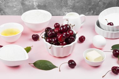 Kirazlı turta - süt, tereyağı, yumurta, un, kiraz, için malzemeler bir pembe şeker