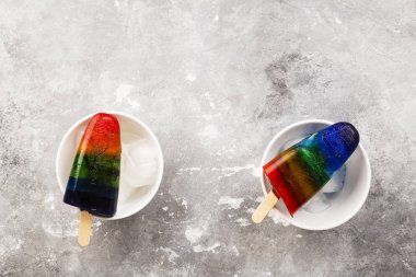 Gökkuşağı buzlu şeker gri bir arka plan üzerinde dondurma. Görünümü en çok, uzay kopyalayın. Gıda arka plan