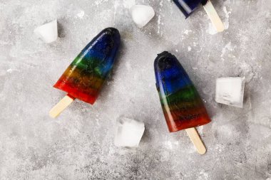 Gökkuşağı buzlu şeker gri bir arka plan üzerinde dondurma. Üstten görünüm. Gıda arka plan