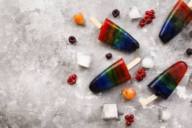 Gökkuşağı buzlu şeker gri bir arka plan üzerinde dondurma. Görünümü en çok, uzay kopyalayın. Gıda arka plan