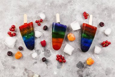 Gökkuşağı buzlu şeker gri bir arka plan üzerinde dondurma. Üstten görünüm. Gıda arka plan