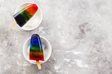 Gökkuşağı buzlu şeker gri bir arka plan üzerinde dondurma. Görünümü en çok, uzay kopyalayın. Gıda arka plan