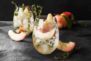 Karanlık bir arka plan üzerine kekik ile şeftali limonata