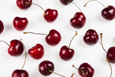 Olgun kiraz beyaz zemin üzerinde. Üstten görünüm. Gıda arka plan