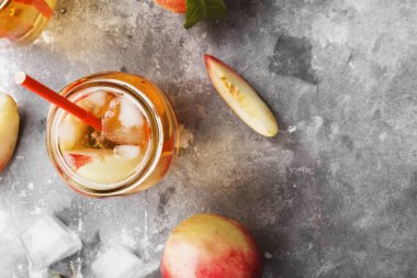 Gri bir arka plan üzerinde şeftalili buzlu çay. Görünümü en çok, uzay kopyalayın. Gıda arka plan