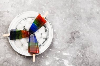 Gökkuşağı buzlu şeker gri bir arka plan üzerinde dondurma. Görünümü en çok, uzay kopyalayın. Gıda arka plan