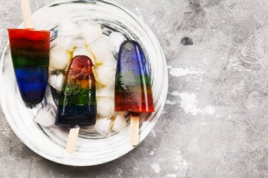 Gökkuşağı buzlu şeker gri bir arka plan üzerinde dondurma. Görünümü en çok, uzay kopyalayın. Gıda arka plan