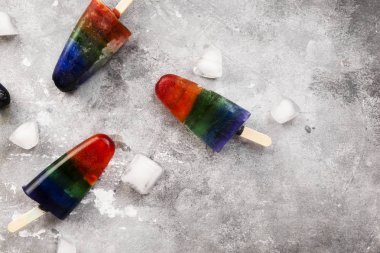 Gökkuşağı buzlu şeker gri bir arka plan üzerinde dondurma. Görünümü en çok, uzay kopyalayın. Gıda arka plan