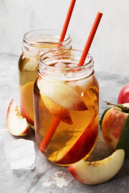 Şeftalili buzlu çay gri bir arka plan üzerinde