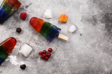 Gökkuşağı buzlu şeker gri bir arka plan üzerinde dondurma. Görünümü en çok, uzay kopyalayın. Gıda arka plan