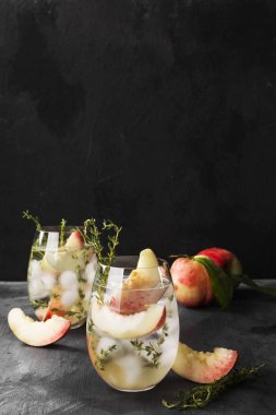 Şeftali nektarin soğuk limonata koyu arka plan üzerine kekik farklı malzemeler iki gözlüklü. Uzay kopyalayın. Gıda arka plan