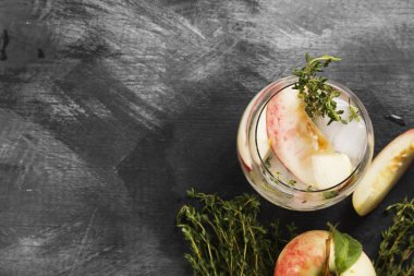 Şeftali nektarin koyu arka plan üzerine kekik farklı malzemelerle soğuk limonata. Görünümü en çok, uzay kopyalayın. Gıda arka plan