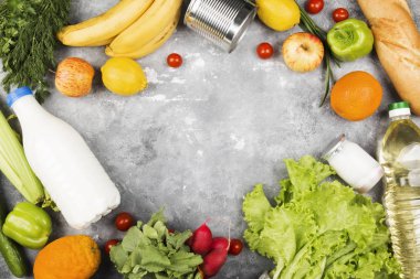 Gri arka plan üzerinde çeşitli sağlıklı gıda. Görünümü en çok, uzay kopyalayın. Gıda arka plan