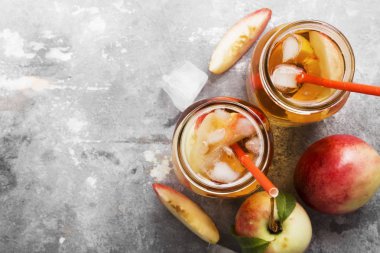 Şeftali nektarin buz çay lemonad farklı malzemeler iki bardak gri arka plan üzerine kavanoz. Görünümü en çok, uzay kopyalayın. Gıda arka plan