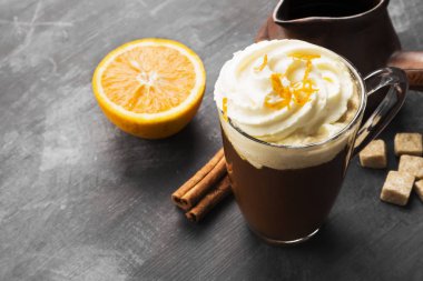 Sonbahar bardak kahve portakal suyu ve krem koyu arka plan üzerinde. Uzay kopyalayın. Gıda arka plan