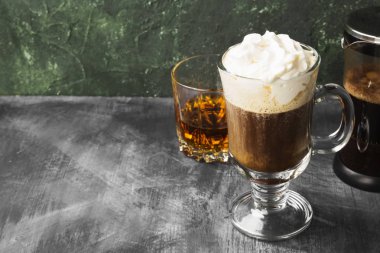 İrlandalı kahve koyu arka plan üzerinde viski ile. Uzay kopyalayın. Gıda arka plan