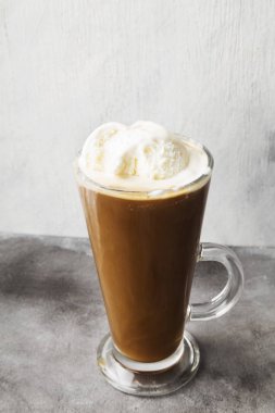 Buzlu kahve dondurma gri arka plan üzerinde