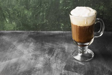 İrlandalı kahve koyu arka plan üzerinde viski ile. Uzay kopyalayın. Gıda arka plan