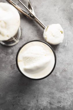 Buzlu kahve dondurma gri arka plan üzerinde. Üstten görünüm. Gıda arka plan