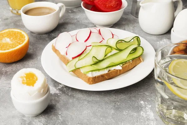 Olika Hälsosam Frukost Grå Bakgrund — Stockfoto