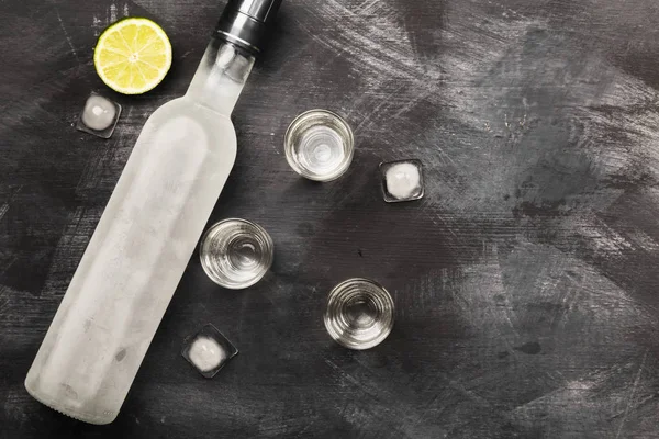 Cold Vodka Štamprle Černém Pozadí Pohled Shora Kopírovat Prostor Jídlo — Stock fotografie