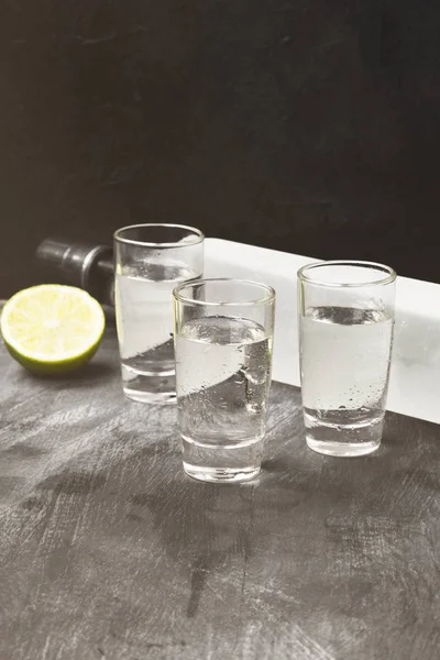 Cold Vodka Štamprle Černém Pozadí Tónovaný — Stock fotografie