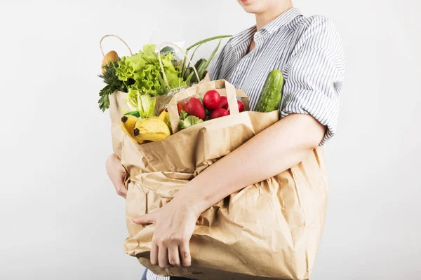 Mujer Joven Sosteniendo Papeles Bolsas Compras Sobre Fondo Gris — Foto de Stock