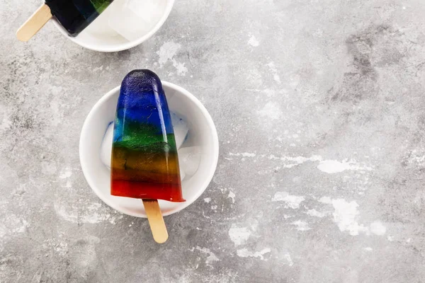 Gökkuşağı Buzlu Şeker Gri Bir Arka Plan Üzerinde Dondurma Görünümü — Stok fotoğraf