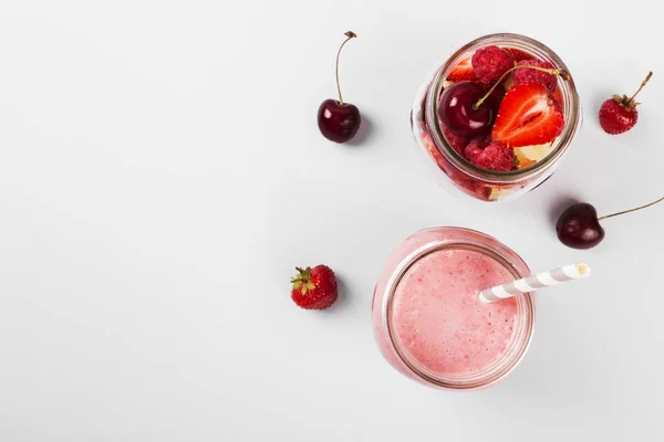 Batidos Fresa Varias Frutas Bayas Frasco Vidrio Sobre Fondo Rosa —  Fotos de Stock