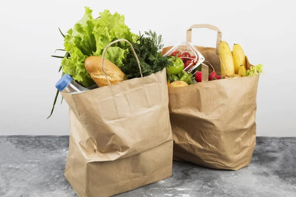 Varios Alimentos Saludables Bolsa Papel Sobre Fondo Gris — Foto de Stock