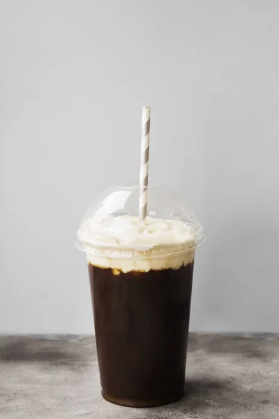 Кофе Пластиковой Чашке Кремом Сером Фоне — стоковое фото