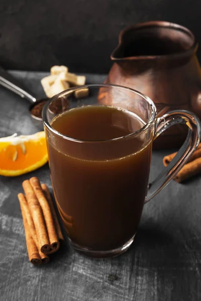 Herfst Drinken Koffie Met Sinaasappelsap Een Donkere Achtergrond — Stockfoto