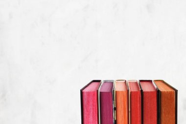 Beyaz arka plan üzerinde renk yığını ile kitap yığını. Kopyalama alanı