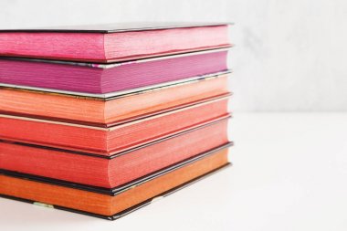 Beyaz arka plan üzerinde renk yığını ile kitap yığını. Kopyalama alanı