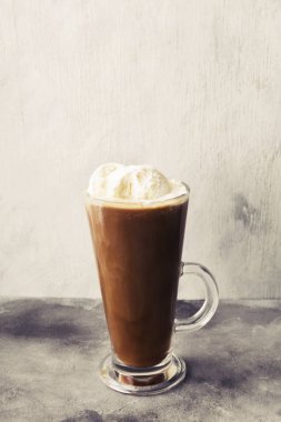 Gri arka planda dondurmalı dondurmalı dondurmalı dondurma. Tonda