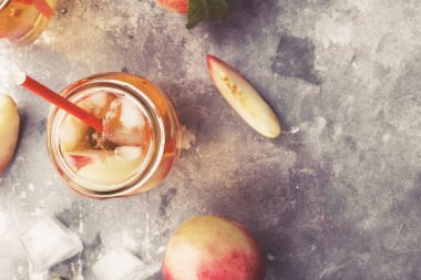 Gri bir arka plan üzerinde şeftali buzlu çay. Üst görünüm, kopyalama alanı. Gıda b