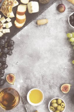 Şarap - peynir, incir, fındık, tatlım, çeşitli aperatifler, 