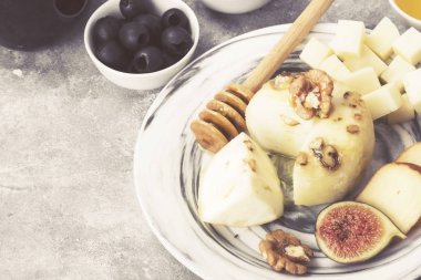 Şarap - peynir, incir, fındık, tatlım, çeşitli aperatifler, 