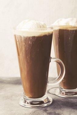 Gri arka planda dondurmalı dondurmalı dondurmalı dondurma. Tonda