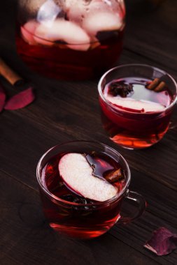 Elma, tarçın ve anason i ile ebegümeci kırmızı çay ile sıcak içecek