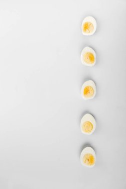 Haşlanmış yumurta sarısı yarısı ve gri arka plan üzerinde beyaz. Üstte görüntü,