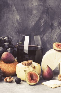 Şarap - peynir, incir, fındık, tatlım, çeşitli aperatifler, 