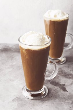 Gri arka planda dondurmalı dondurmalı dondurmalı dondurma. Tonda