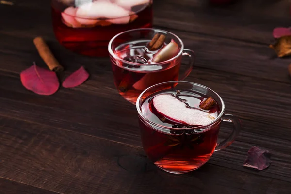 Warme drank met hibiscus rode thee met appel, kaneel en anijs i — Stockfoto
